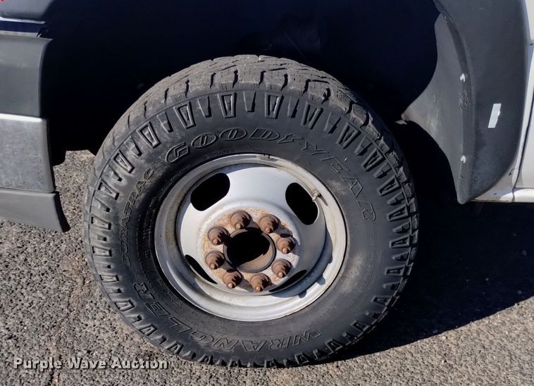 image for item DK8840 2004 Chevrolet Silverado 3500  Crew Cab flatbed pickup truck