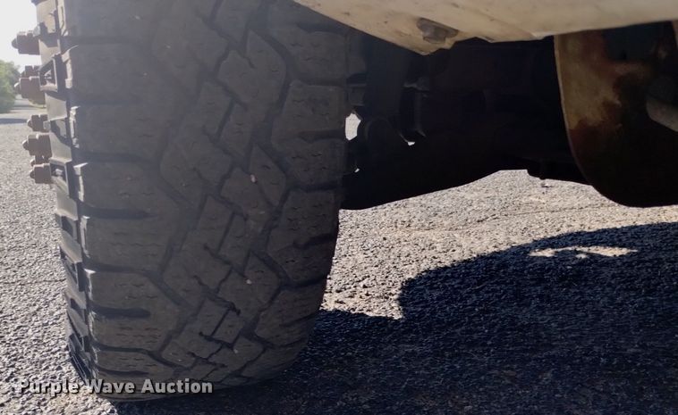 image for item DK8840 2004 Chevrolet Silverado 3500  Crew Cab flatbed pickup truck