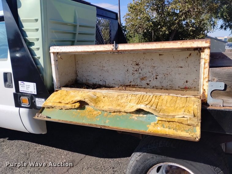 image for item DK8844 2000 Ford F350 Super Duty XL  flatbed pickup truck