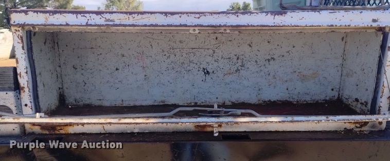 image for item DK8844 2000 Ford F350 Super Duty XL  flatbed pickup truck