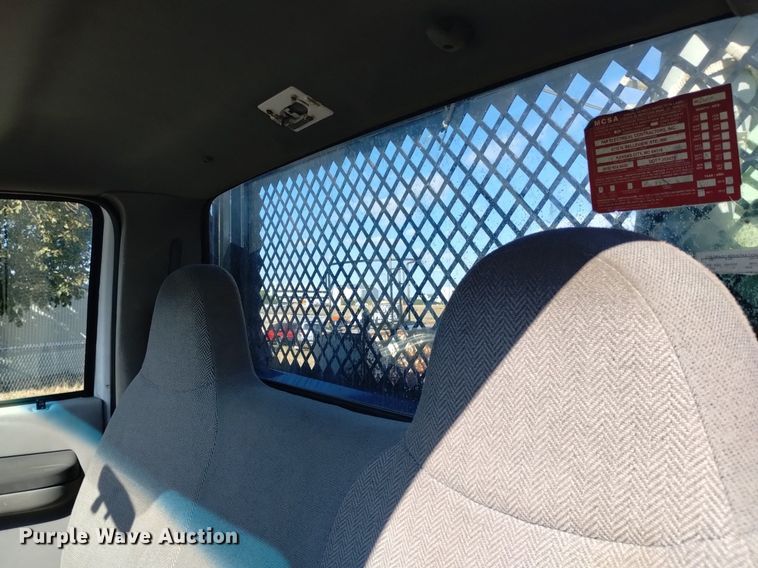 image for item DK8844 2000 Ford F350 Super Duty XL  flatbed pickup truck