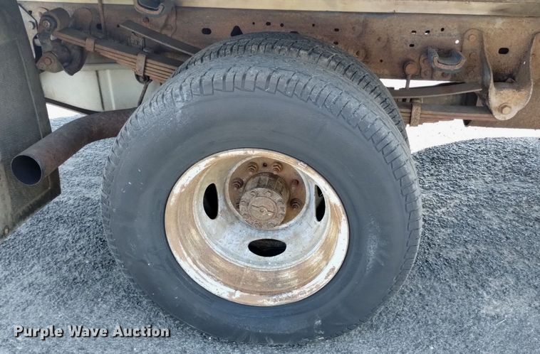 image for item DK8844 2000 Ford F350 Super Duty XL  flatbed pickup truck