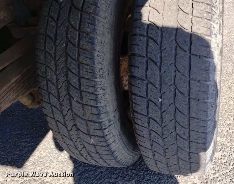 image for item DK8844 2000 Ford F350 Super Duty XL  flatbed pickup truck