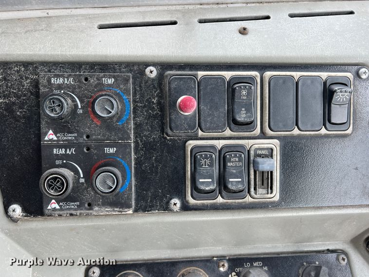 image for item DN3157 2002 International 3800  school bus