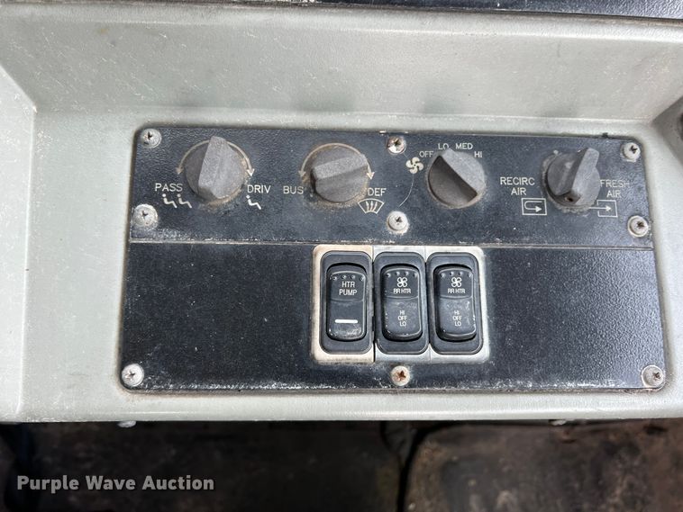 image for item DN3157 2002 International 3800  school bus