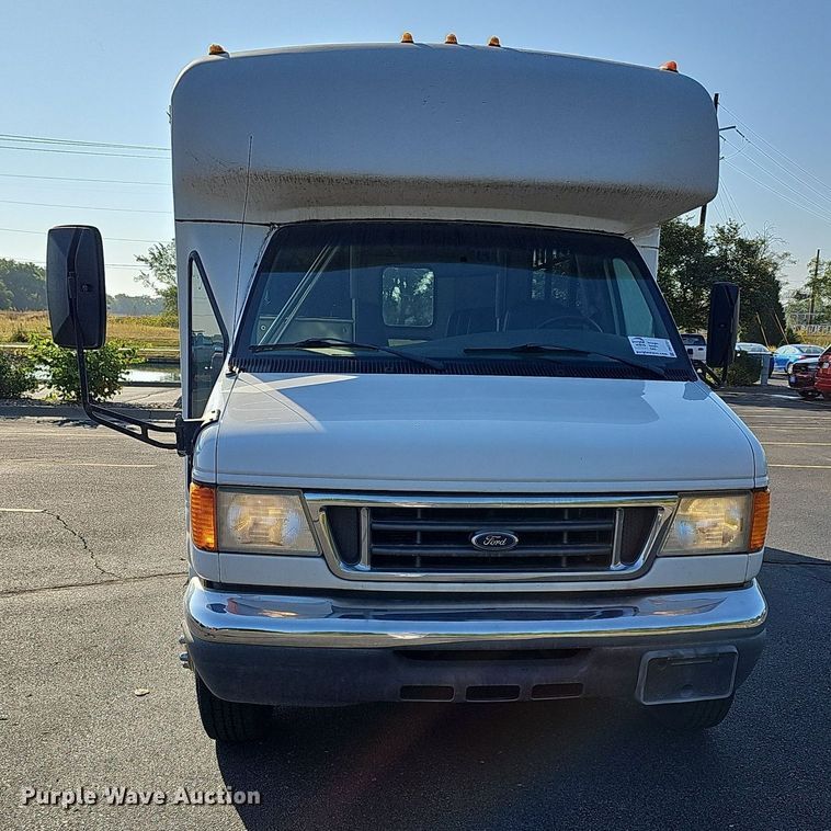 image for item DN8721 2007 Ford E450  shuttle bus
