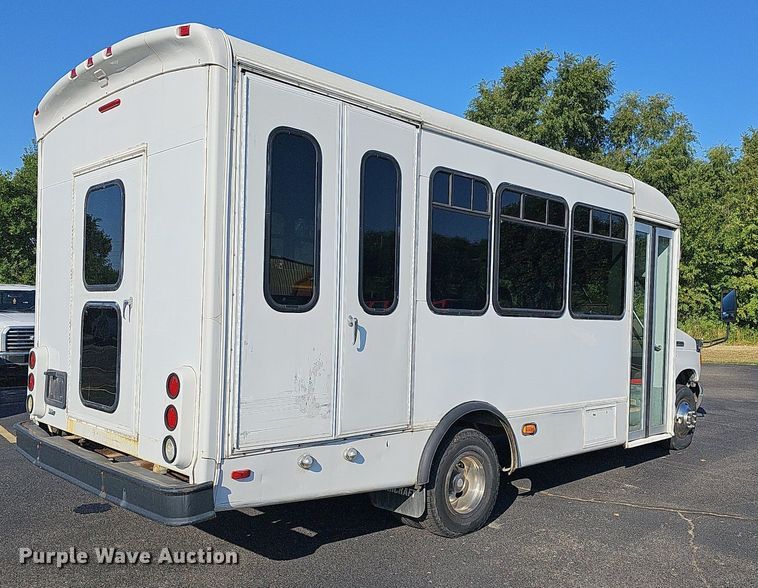 image for item DN8721 2007 Ford E450  shuttle bus