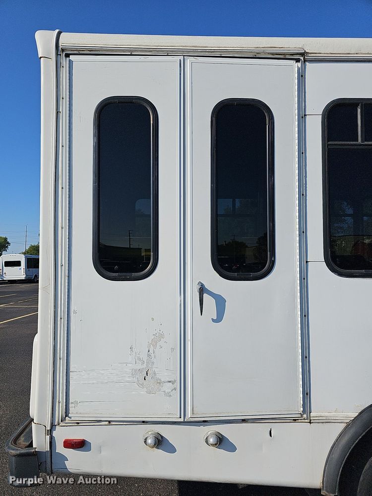 image for item DN8721 2007 Ford E450  shuttle bus