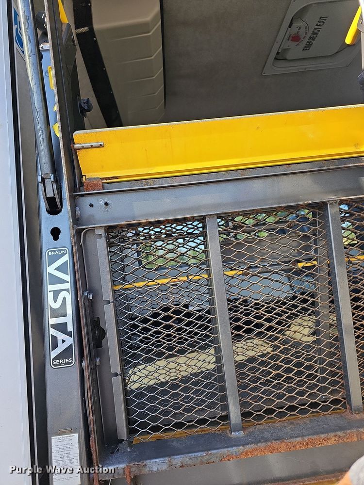 image for item DN8721 2007 Ford E450  shuttle bus