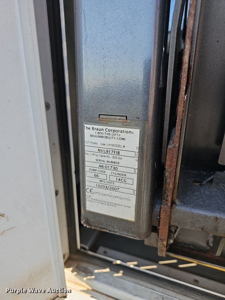 image for item DN8721 2007 Ford E450  shuttle bus