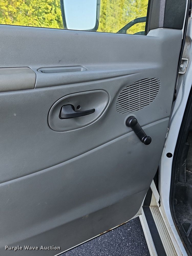 image for item DN8721 2007 Ford E450  shuttle bus