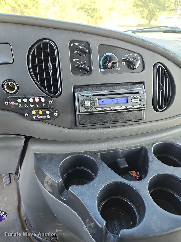 image for item DN8721 2007 Ford E450  shuttle bus