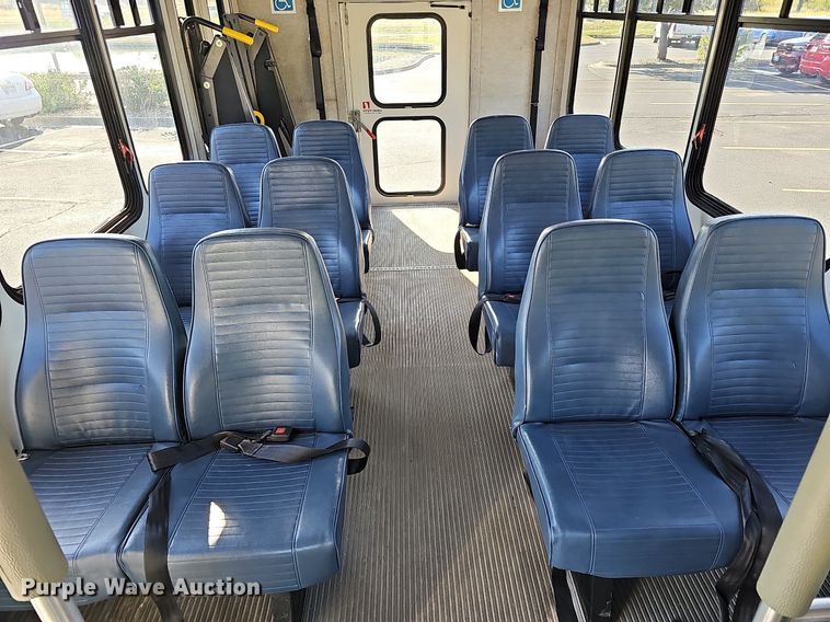 image for item DN8721 2007 Ford E450  shuttle bus