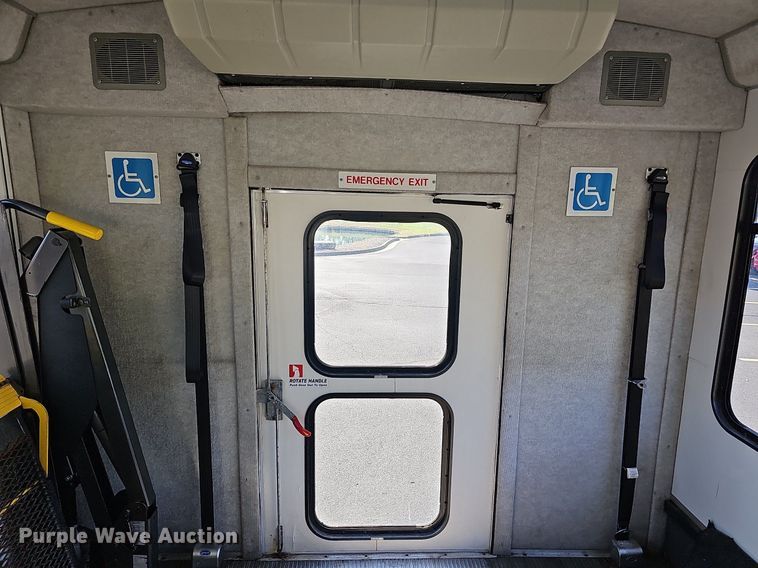 image for item DN8721 2007 Ford E450  shuttle bus