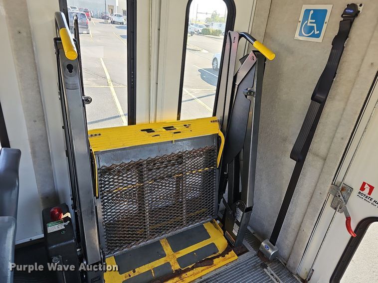 image for item DN8721 2007 Ford E450  shuttle bus