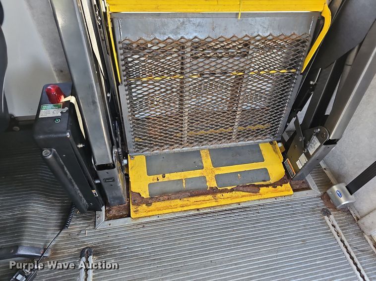 image for item DN8721 2007 Ford E450  shuttle bus