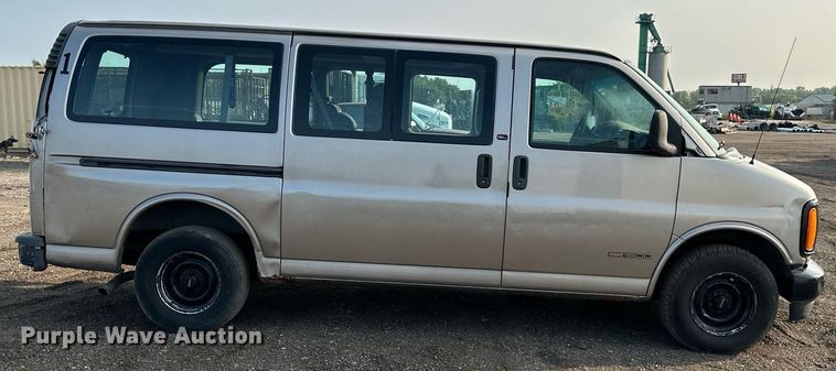 image for item DO5037 2002 GMC Savana G1500  van