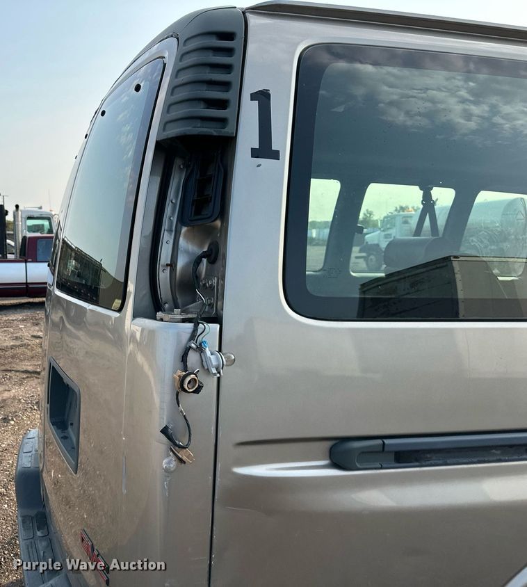 image for item DO5037 2002 GMC Savana G1500  van