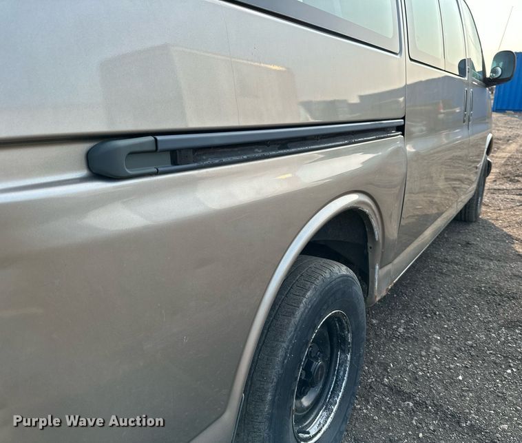 image for item DO5037 2002 GMC Savana G1500  van