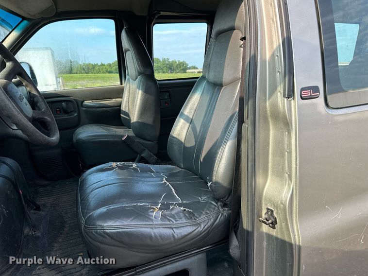 image for item DO5037 2002 GMC Savana G1500  van