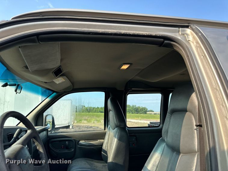 image for item DO5037 2002 GMC Savana G1500  van