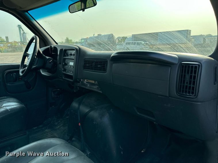 image for item DO5037 2002 GMC Savana G1500  van