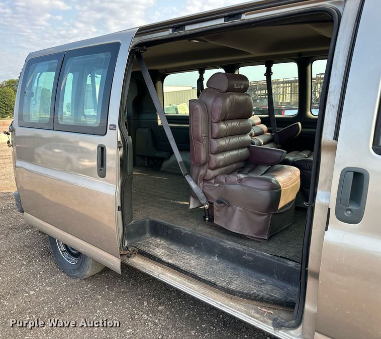 image for item DO5037 2002 GMC Savana G1500  van