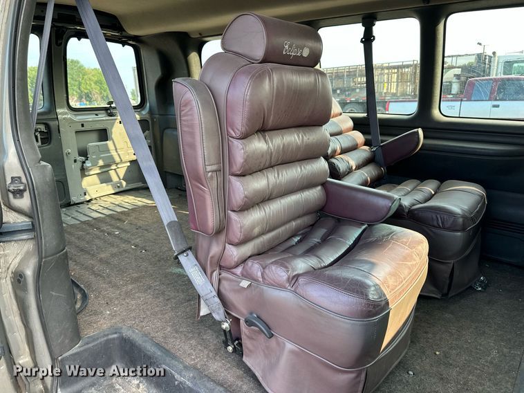 image for item DO5037 2002 GMC Savana G1500  van