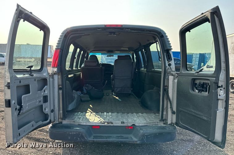 image for item DO5037 2002 GMC Savana G1500  van