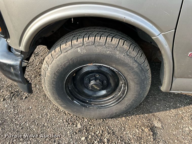 image for item DO5037 2002 GMC Savana G1500  van