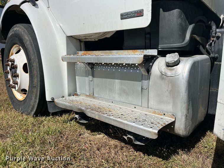 image for item DP2111 2006 Freightliner Business Class M2  delivery truck