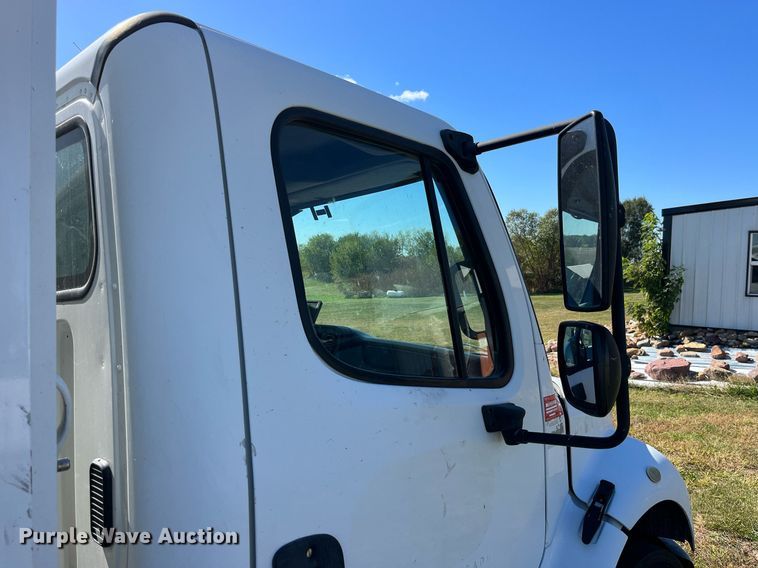 image for item DP2111 2006 Freightliner Business Class M2  delivery truck