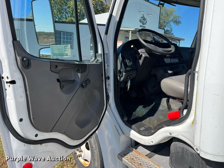 image for item DP2111 2006 Freightliner Business Class M2  delivery truck