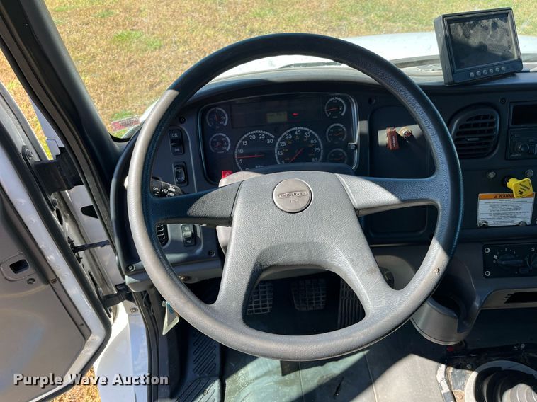 image for item DP2111 2006 Freightliner Business Class M2  delivery truck