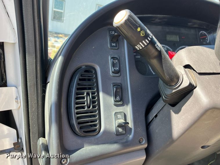 image for item DP2111 2006 Freightliner Business Class M2  delivery truck