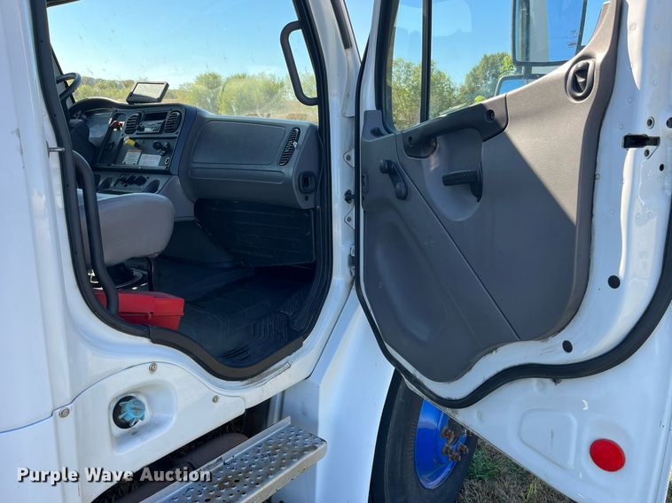 image for item DP2111 2006 Freightliner Business Class M2  delivery truck