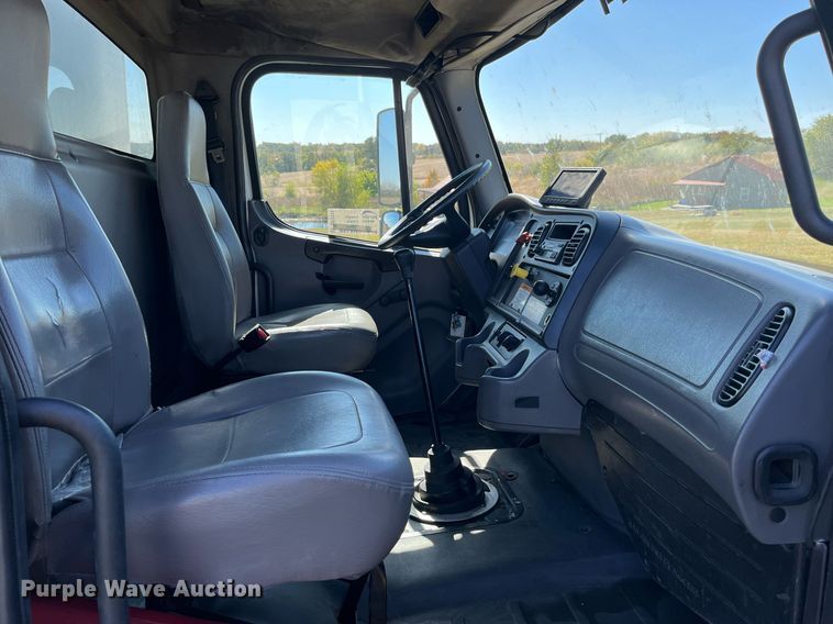 image for item DP2111 2006 Freightliner Business Class M2  delivery truck