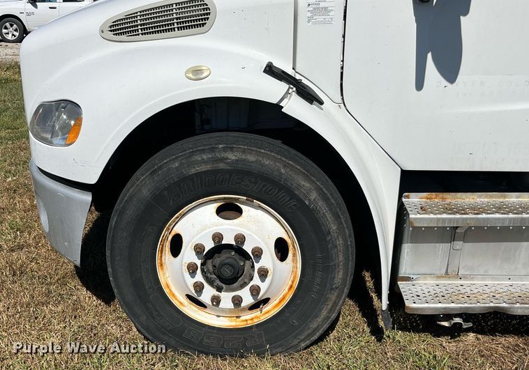 image for item DP2111 2006 Freightliner Business Class M2  delivery truck