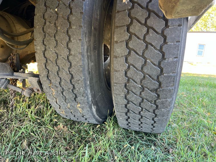 image for item DP2111 2006 Freightliner Business Class M2  delivery truck