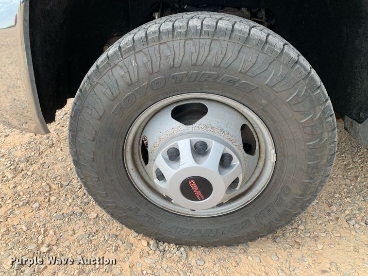 image for item DP8670 2018 GMC Sierra 3500HD  Crew Cab flatbed pickup truck