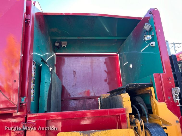 image for item DQ0958 2009 Freightliner Business Class M2 106  refuse truck