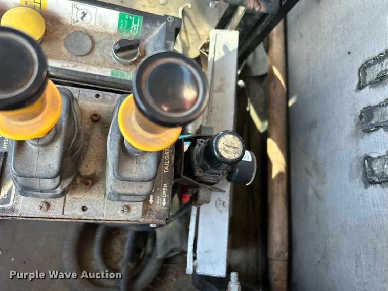 image for item DQ0958 2009 Freightliner Business Class M2 106  refuse truck