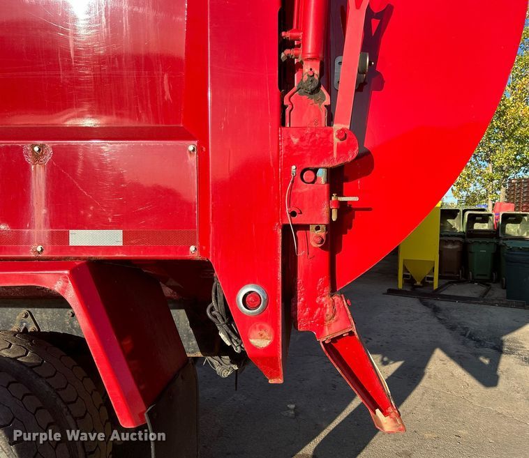 image for item DQ0959 2010 Freightliner Business Class M2 106  refuse truck