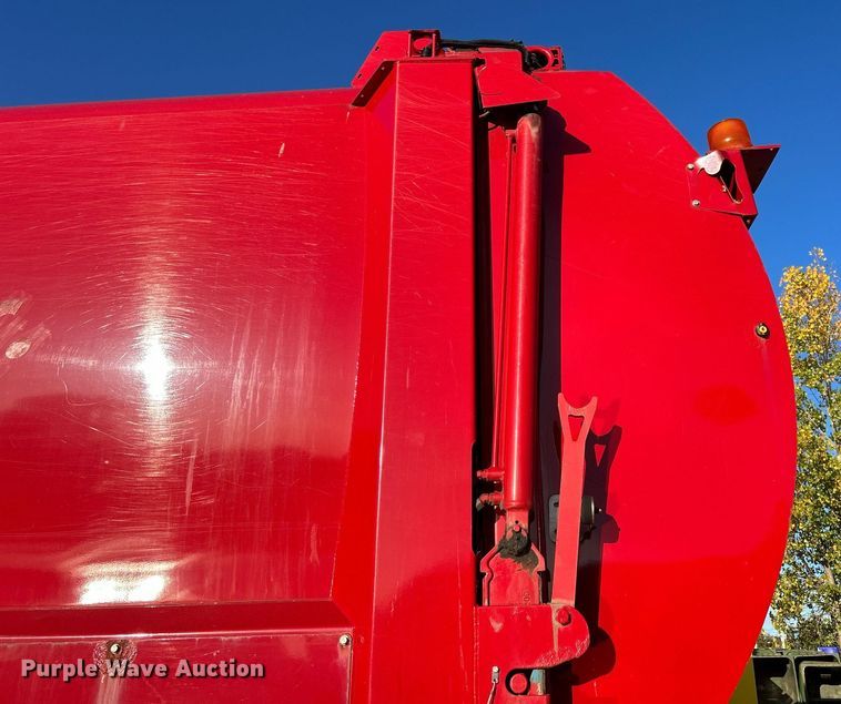 image for item DQ0959 2010 Freightliner Business Class M2 106  refuse truck