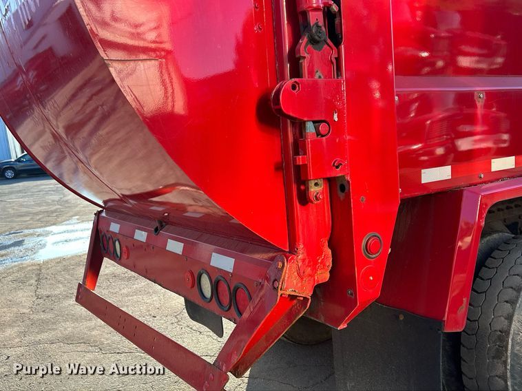 image for item DQ0959 2010 Freightliner Business Class M2 106  refuse truck