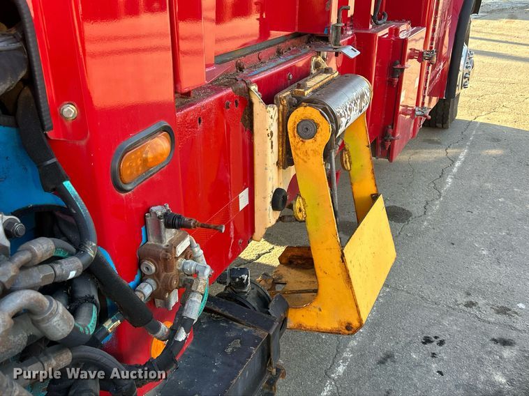 image for item DQ0959 2010 Freightliner Business Class M2 106  refuse truck