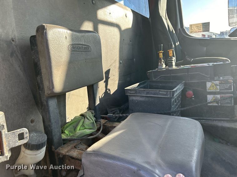 image for item DQ0959 2010 Freightliner Business Class M2 106  refuse truck