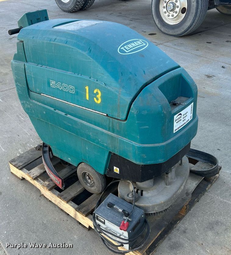 image for item DQ0967 Tennant M5400  floor scrubber