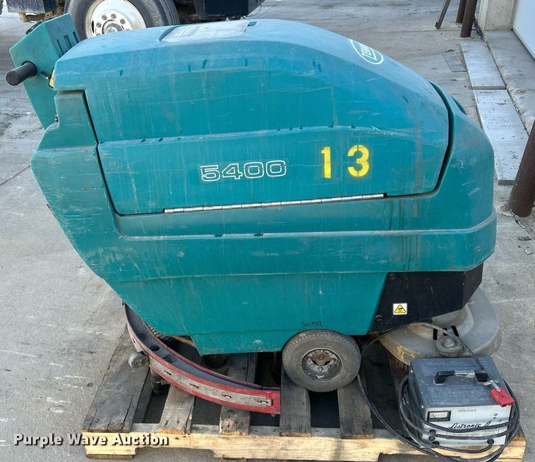 image for item DQ0967 Tennant M5400  floor scrubber