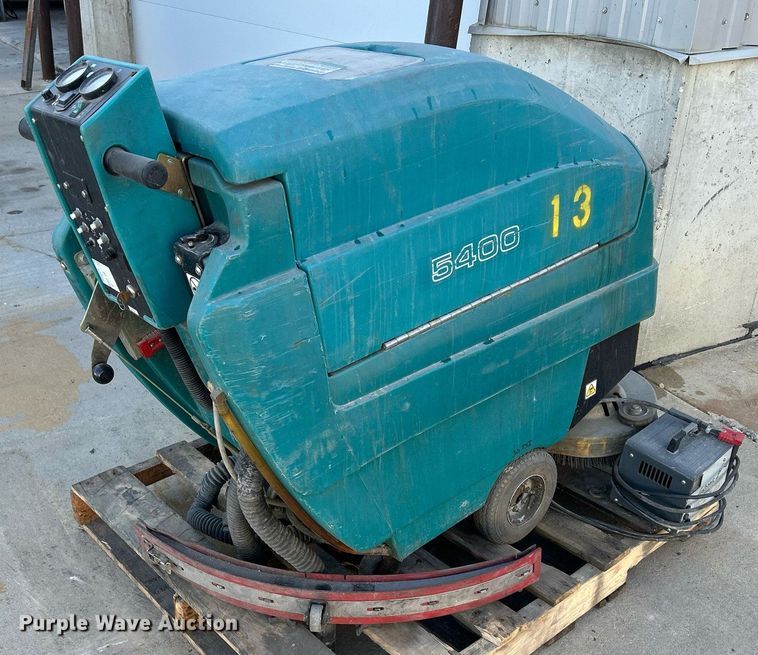 image for item DQ0967 Tennant M5400  floor scrubber